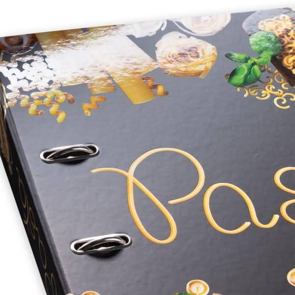 Nahaufnahme eines schwarzen, spiralgebundenen Fotoalbums oder Scrapbooks mit goldenen Schriftzügen in Kursivschrift und Blumendekorationen auf dem Umschlag.