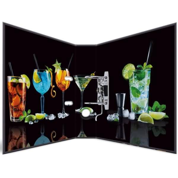 Sortierte bunte Cocktails und Barwerkzeuge, die auf einem glänzenden schwarzen dreiteiligen Hintergrund angeordnet sind, mit Limettenspalten und Minzgarnitur.