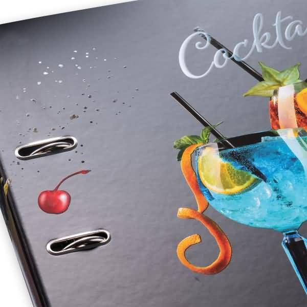 Nahaufnahme einer Menü- oder Broschürenseite mit farbenfrohen Cocktail-Illustrationen, einschließlich eines blauen Getränks mit der Bezeichnung 