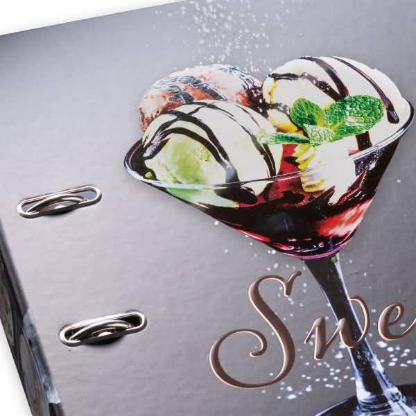 Schachtel Eiscreme in einem Martiniglas mit Schokoladensoße und Minzgarnitur, abgebildet auf dem Umschlag eines Dessert-Themen-Ordners oder einer Speisekarte.