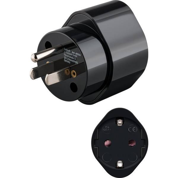 Schwarzer universeller Reisestecker-Adapter mit drei runden Stiften, gezeigt von der Seite und von vorne auf weißem Hintergrund.