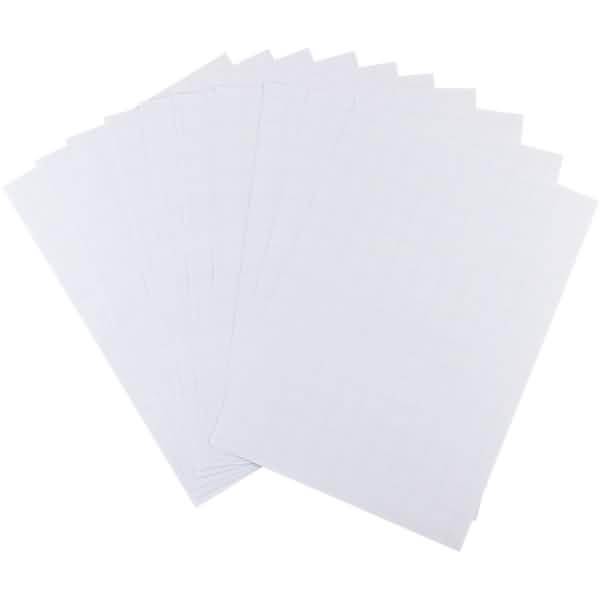Ein Stapel blanker weißer Papierblätter, die auf weißem Untergrund fächerförmig ausgebreitet sind.