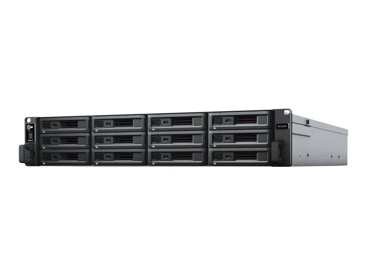 Frontansicht einer in ein Rack eingebauten Server-Speichereinheit mit mehreren Hot-Swap-Laufwerkschächten auf weißem Hintergrund.