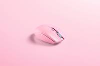 Rosa kabellose Computermaus auf rosa Hintergrund, in Nahaufnahme gezeigt.