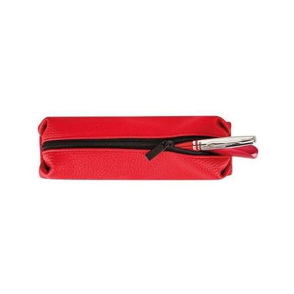 Rote Stifttasche mit Reißverschluss und einem teilweise darin liegenden Stift, dargestellt auf weißem Hintergrund.