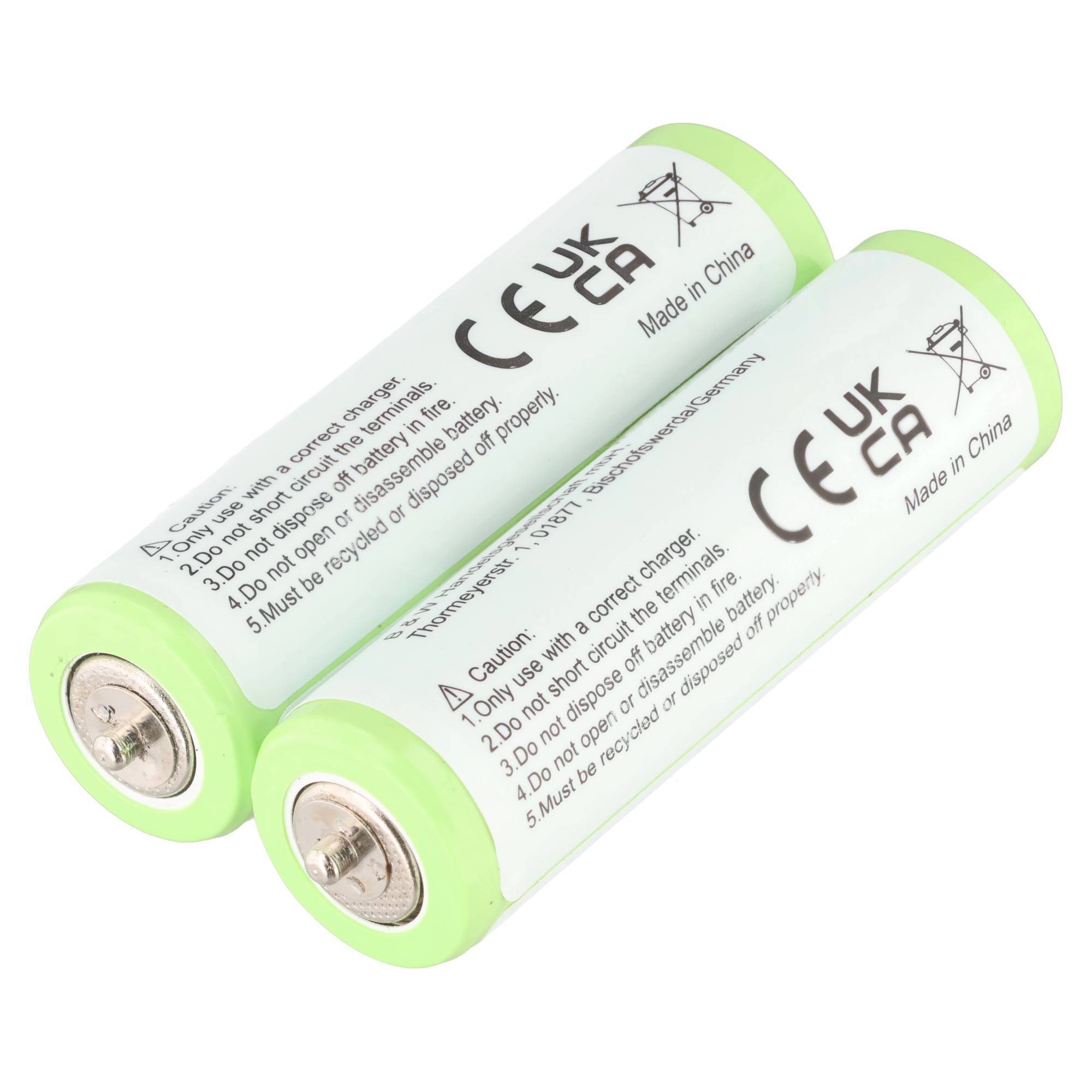 Zwei grün-weiße wiederaufladbare Batterien mit Sicherheitswarnhinweisen und CE-Kennzeichnungen, dargestellt auf weißem Hintergrund.