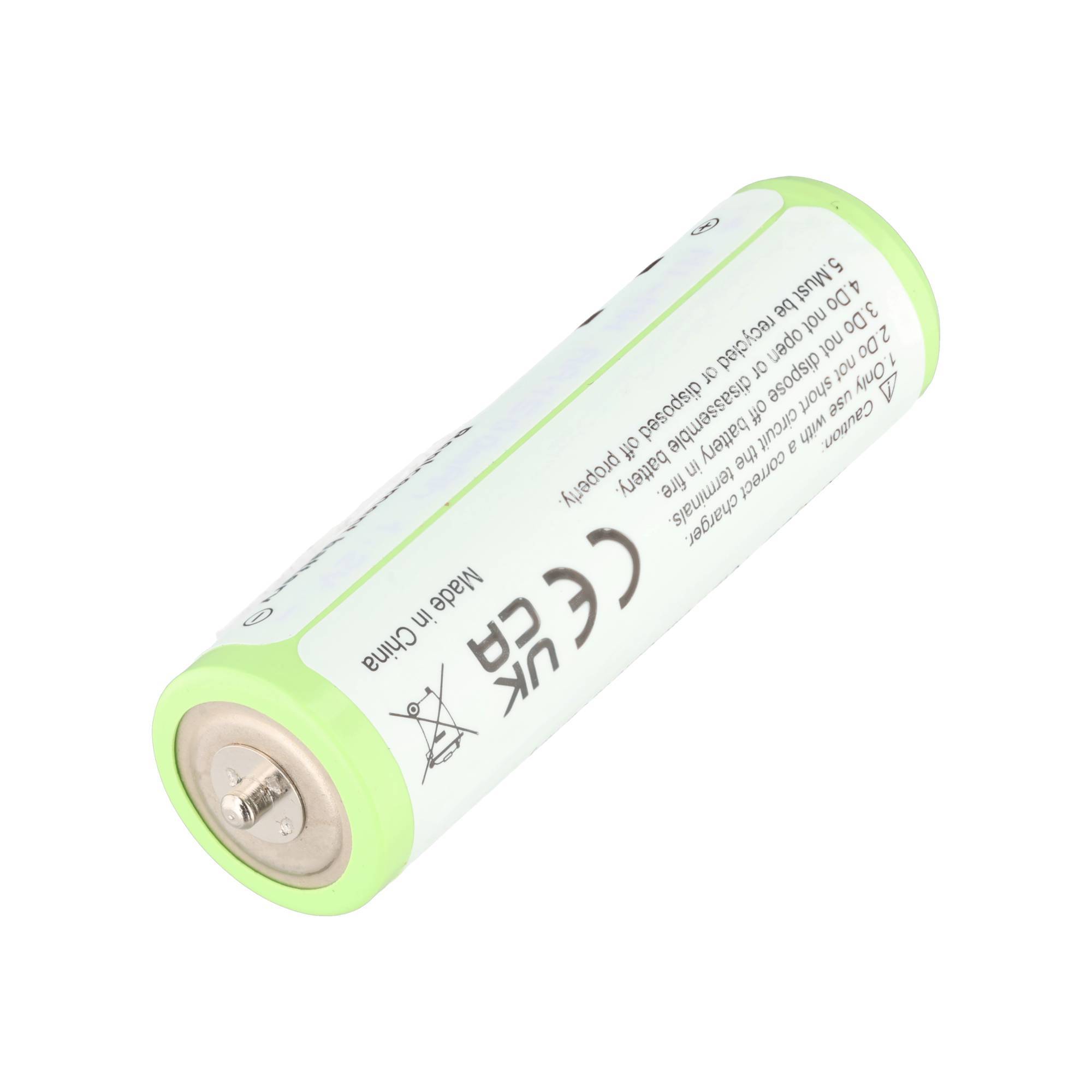 Eine weiß-grüne zylindrische wiederaufladbare Batterie mit Sicherheits- und Zertifizierungsmarkierungen, dargestellt vor einem einfachen Hintergrund.