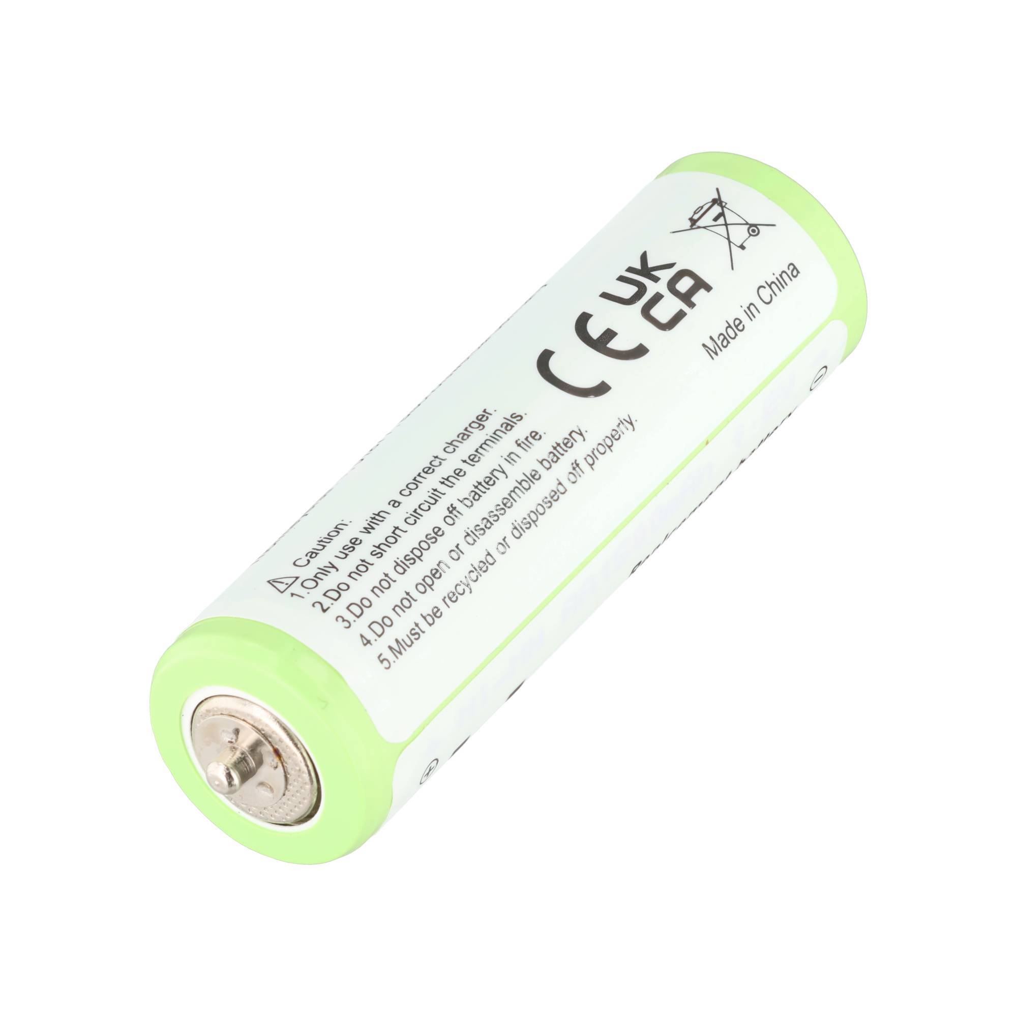 Einzelne grün-weiße zylindrische Batteriezelle mit Warn- und UKCA-Kennzeichnungen, auf weißem Hintergrund dargestellt.