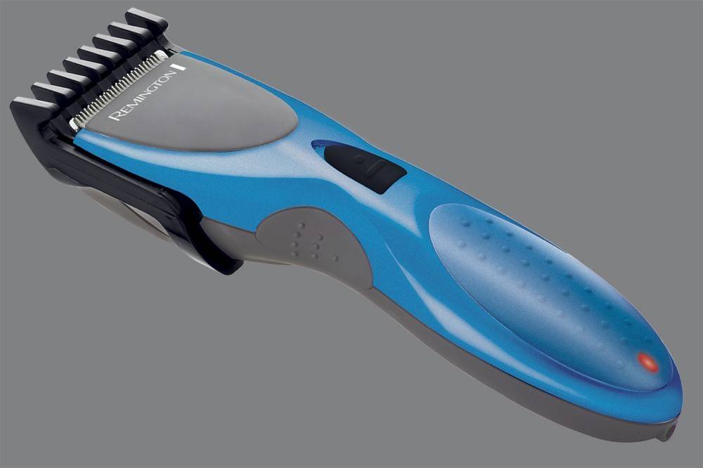 Blau und grau gefärbter elektrischer Rasierer mit strukturiertem Griff und schwarzer Einschalttaste, konzipiert zum Trimmen und Rasieren.