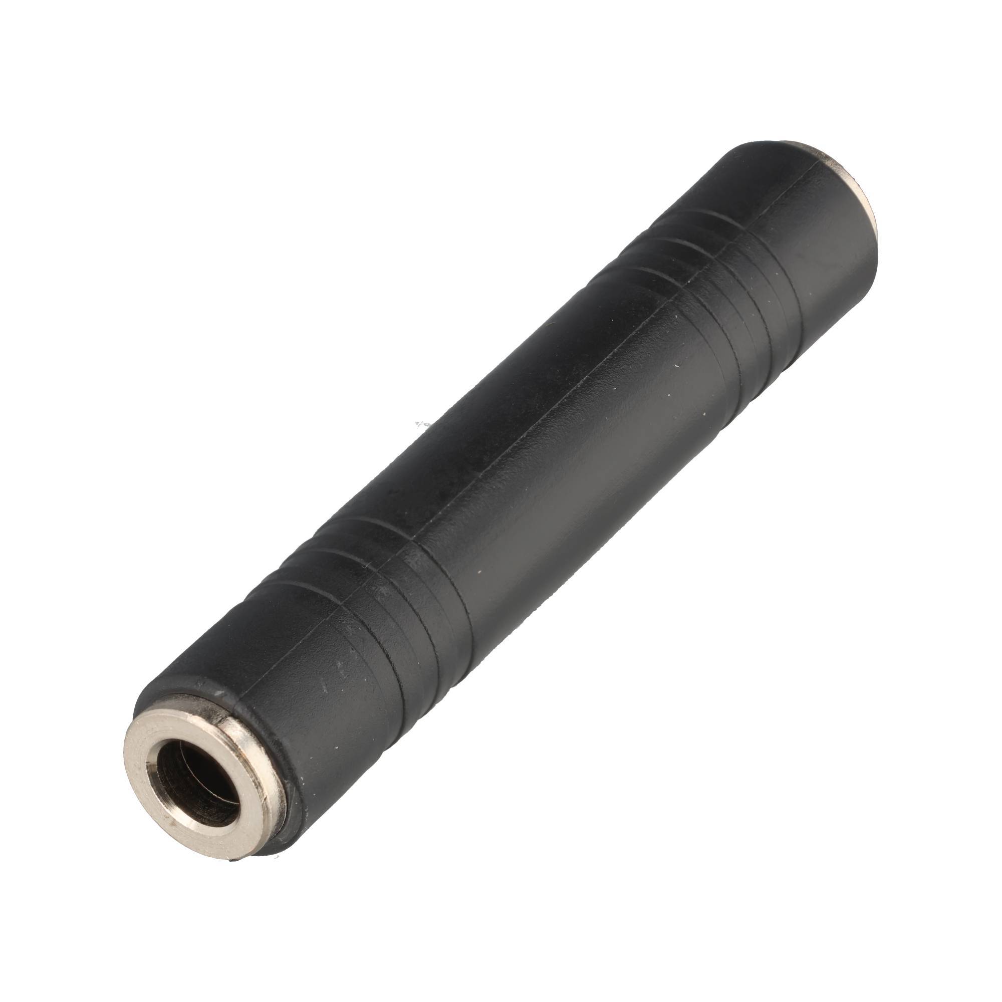 Schwarzer zylindrischer Audioadapter mit Metallbuchsen an beiden Enden, gezeigt auf weißem Hintergrund.