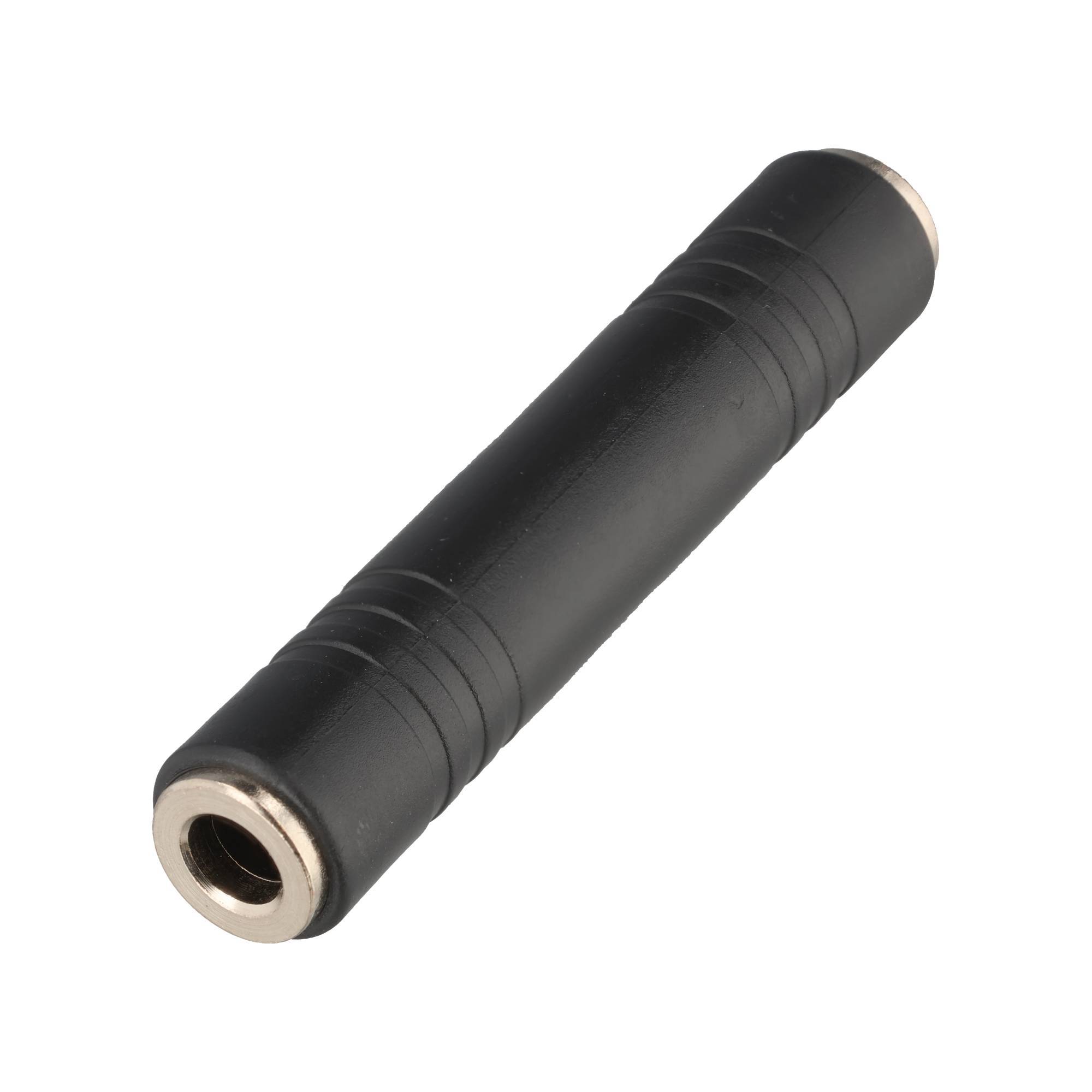 Schwarzer zylindrischer Audio-Adapter mit Metall-3,5-mm-Buchsen an beiden Enden, dargestellt auf weißem Hintergrund.