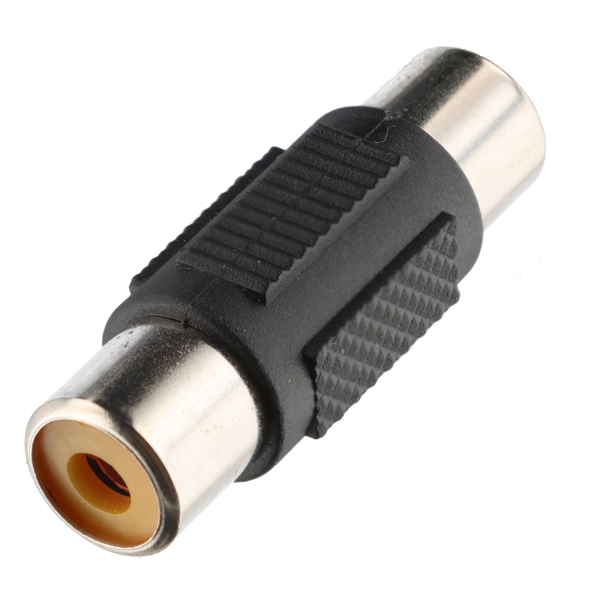 Schwarzer RCA-Buchsen-auf-Buchsen-Audio-/Videokuppler-Adapter mit Metallenden auf weißem Hintergrund.