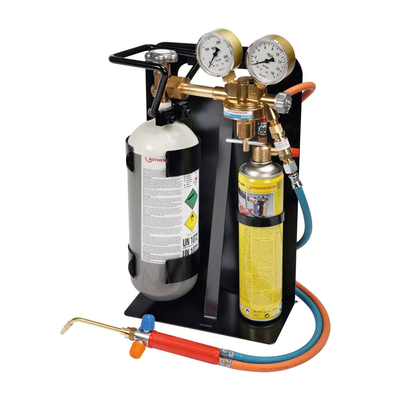 Tragbares Gaschweißset mit zwei Druckmessern und Schläuchen, bestehend aus Sauerstoff- und Acetylenflaschen auf einem Metallgestell, verwendet für Schweißarbeiten.