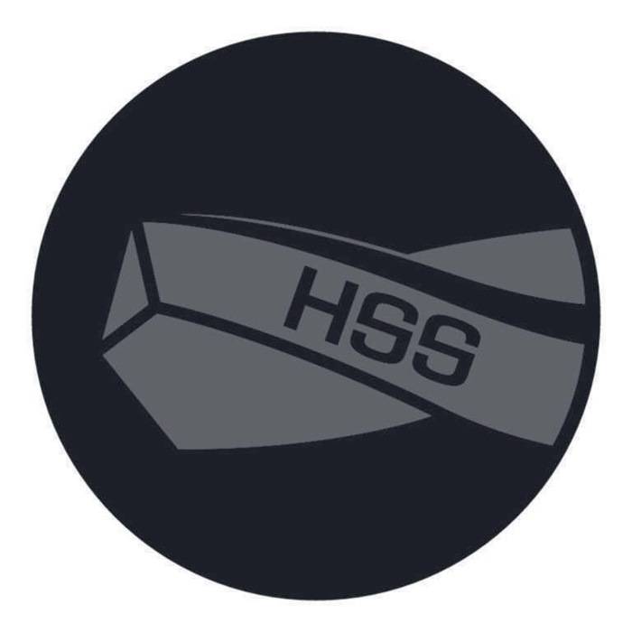 Ein dunkles, kreisförmiges Logo zeigt eine stilisierte, dreidimensionale 