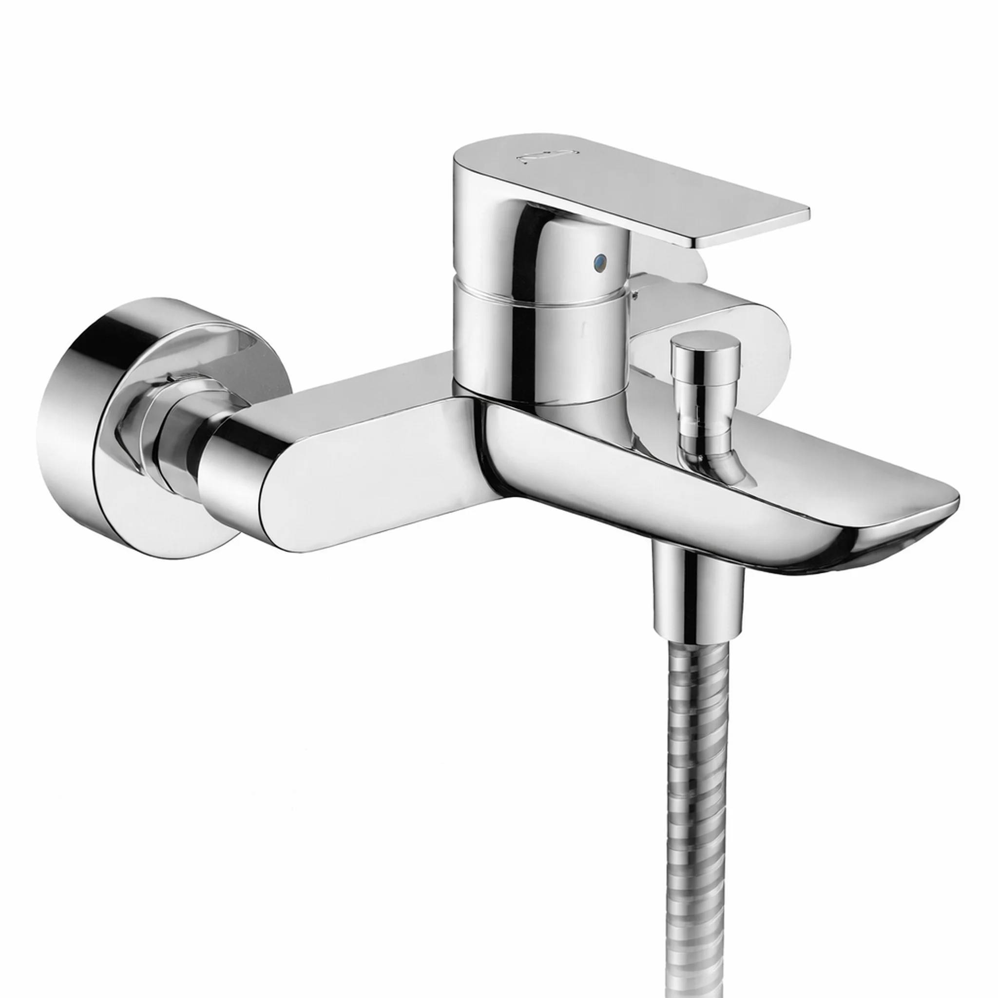 Chrom-Badewannenmischer zur Wandmontage mit Einhebel-Bedienung und Handbrause-Auslass, dargestellt vor weißem Hintergrund.