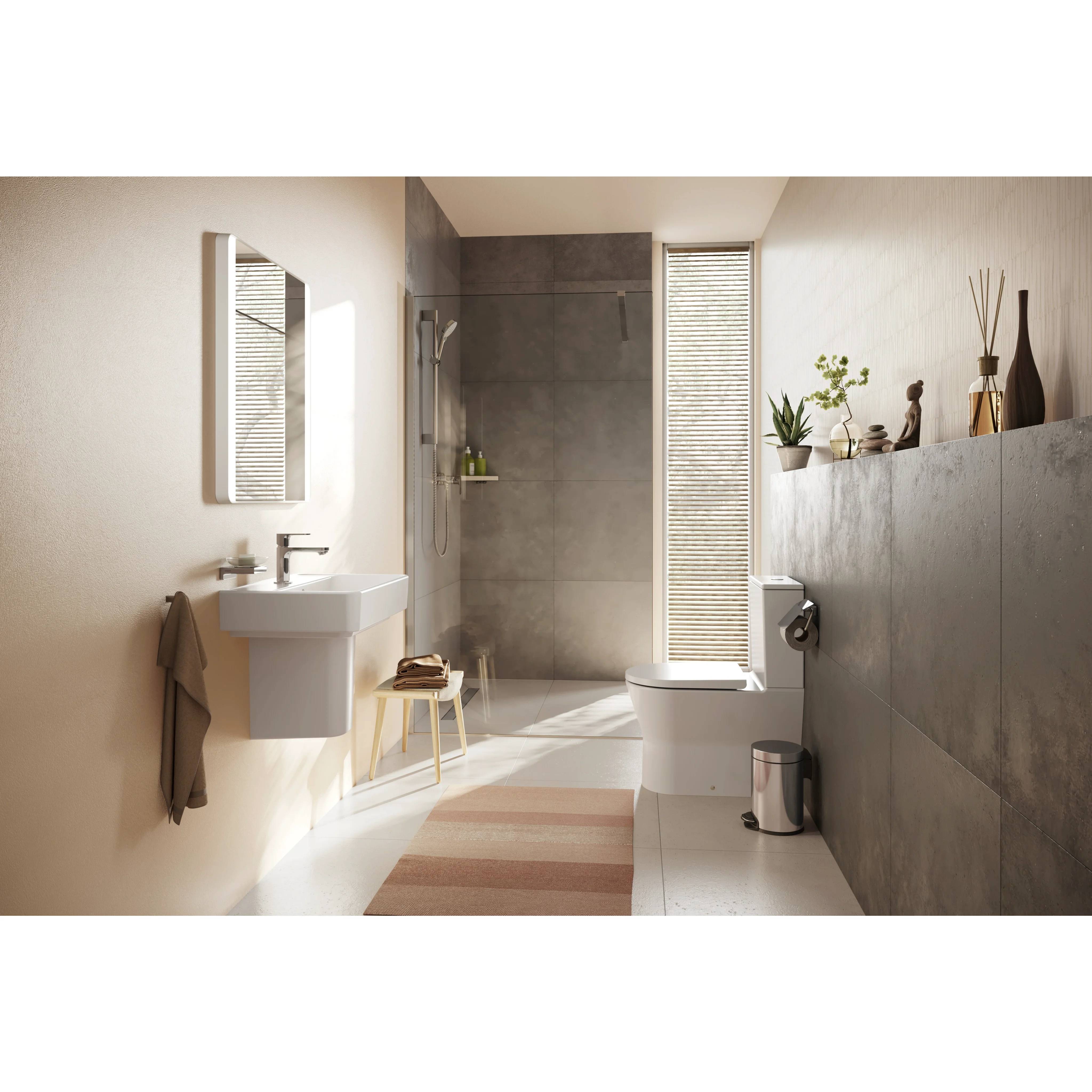 Modernes Badezimmerinterieur mit begehbarer Dusche, an der Wand montiertem Waschbecken und WC, schmalen Fensterjalousien sowie dekorativen Regalen und Accessoires.