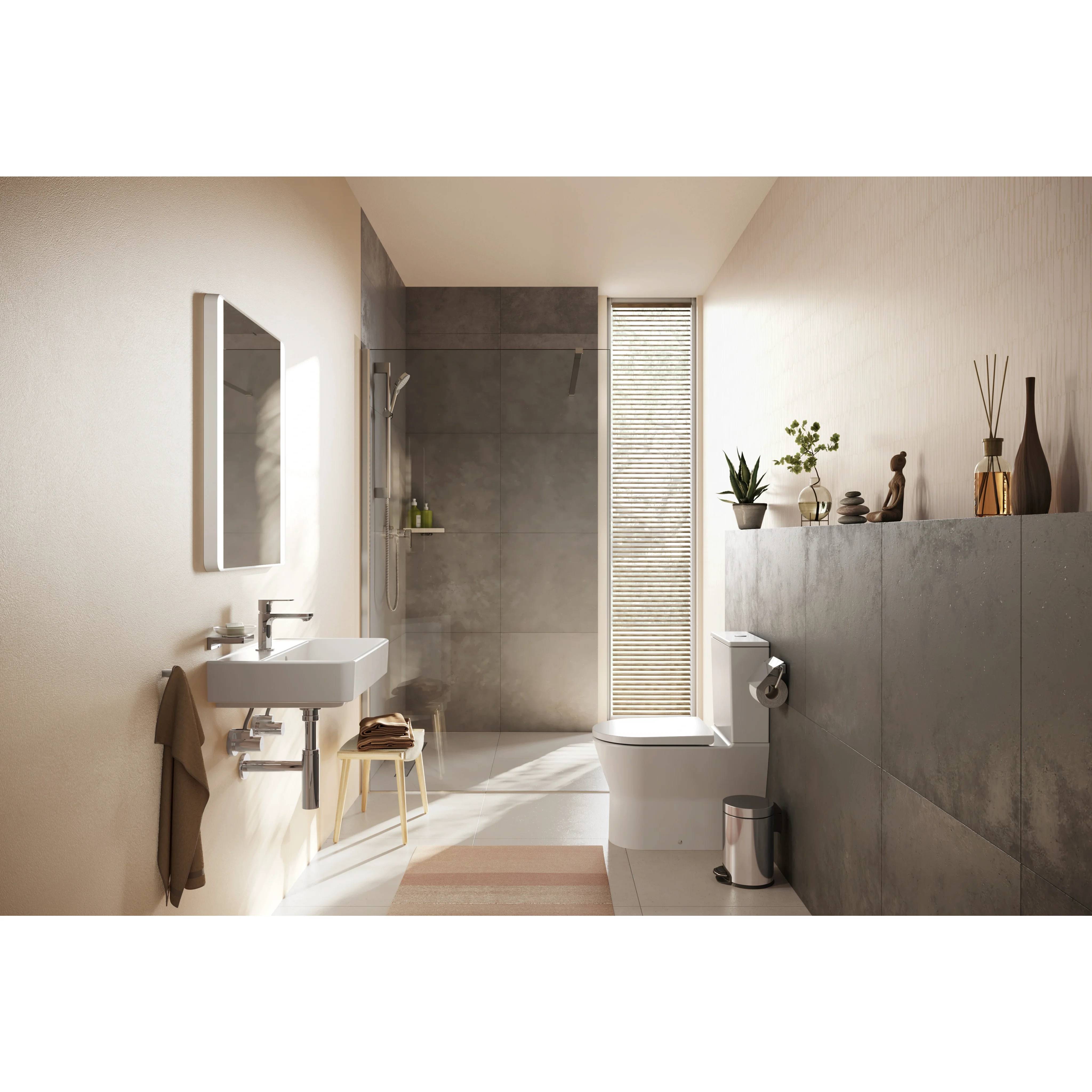 Modernes minimalistisches Badezimmer mit an der Wand montiertem Waschbecken, Spiegel, begehbarer Dusche, Toilette, Fenster und dekorativen Regalen mit Pflanzen und Vasen.
