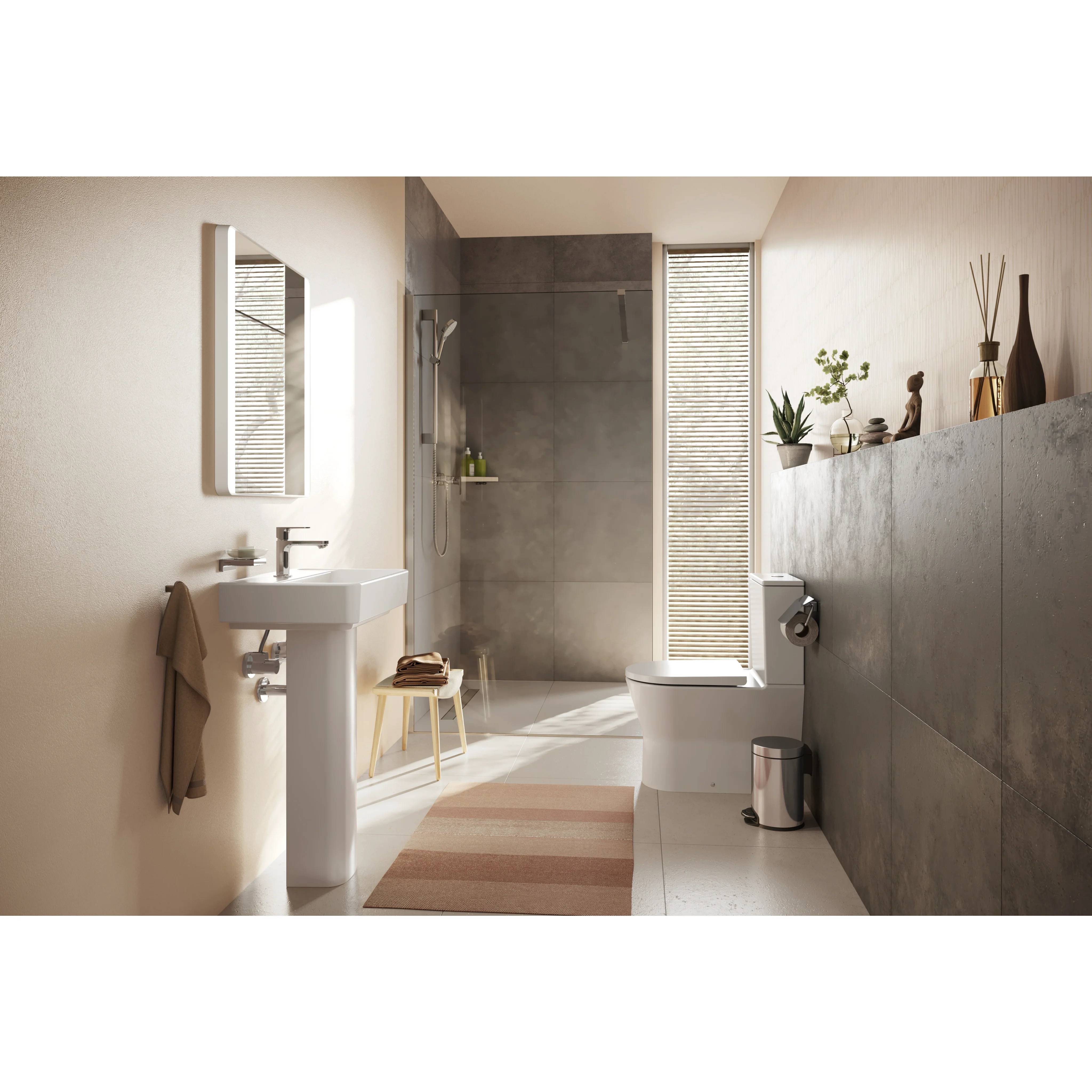 Modernes Badezimmerinterieur mit Sockelwaschtisch, Toilette, begehbarer Dusche und schmalen Fensterrollos; neutrale Farbtöne und Dekoration auf einem Sims.
