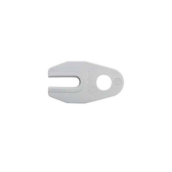 Kleiner Silbermetall-Clip-Adapter mit einem U-förmigen Schlitz an einem Ende und einem runden Loch am anderen Ende, gezeigt auf weißem Hintergrund.