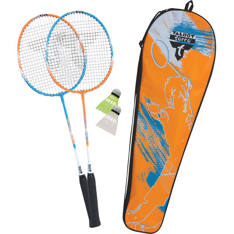 Zwei Badmintonschläger mit orange und blauen Designs, begleitet von zwei Federbällen und einer orange-blauen Schlägertasche mit einer stilisierten Illustration.