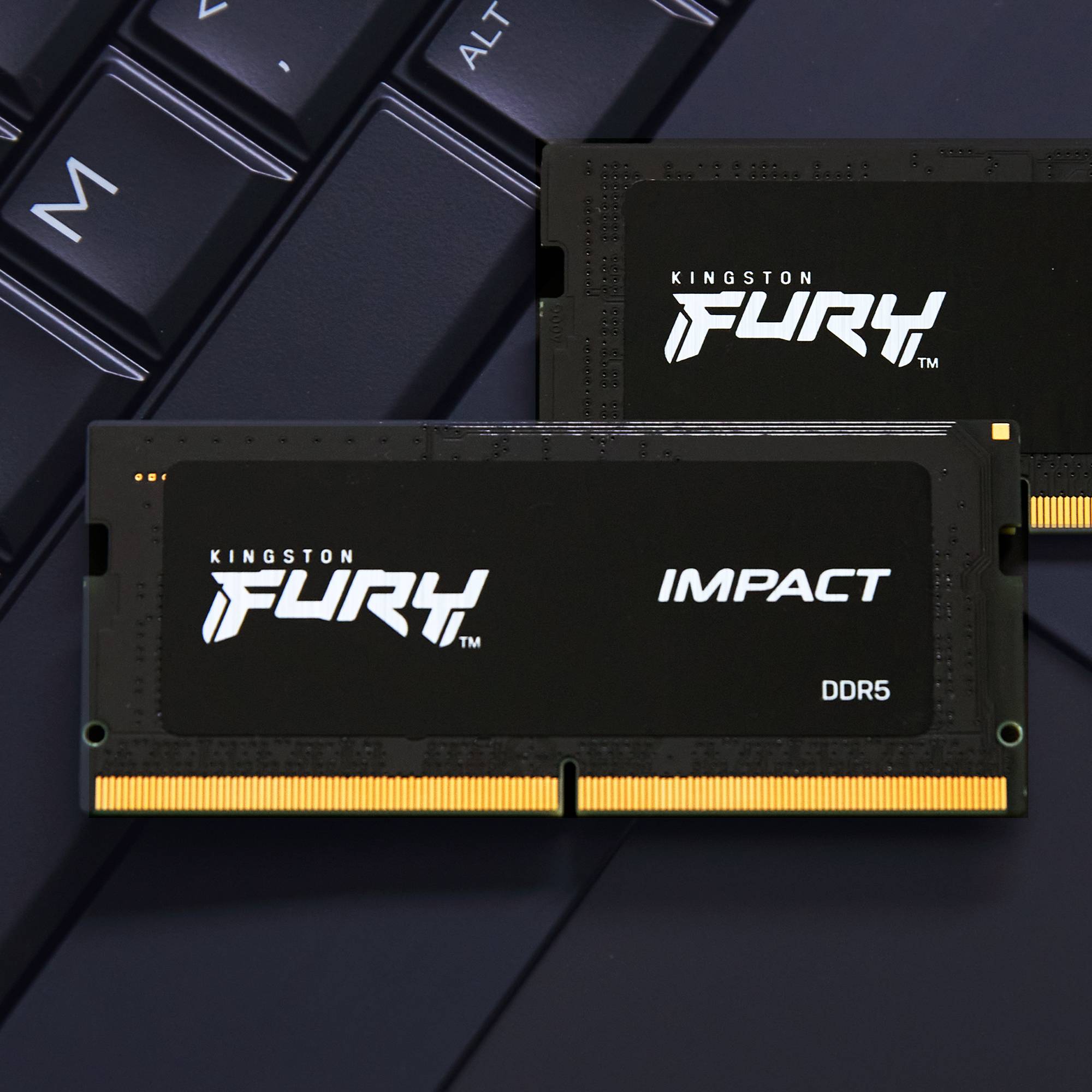Zwei Kingston Fury Impact DDR5-Laptop-Speichermodule auf dunklem Tastaturen-Hintergrund gezeigt, eines vorne und eines dahinter.