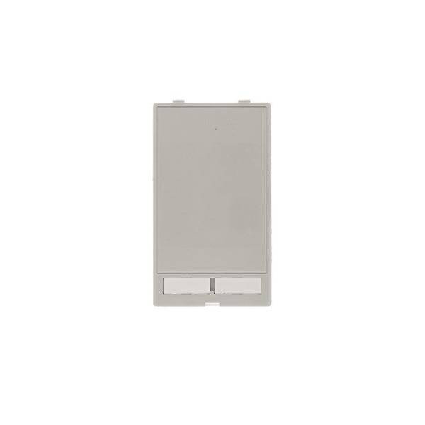 Ein kleines graues rechteckiges elektronisches Modul mit zwei weißen Tasten am unteren Ende, isoliert auf weißem Hintergrund dargestellt.