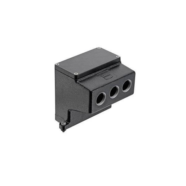 Schwarze rechteckige elektrische Anschlussbox mit abnehmbarem Deckel mit Scharnier und drei kreisförmigen Rohrleitungsöffnungen auf einer Seite, freigestellt auf weißem Hintergrund.