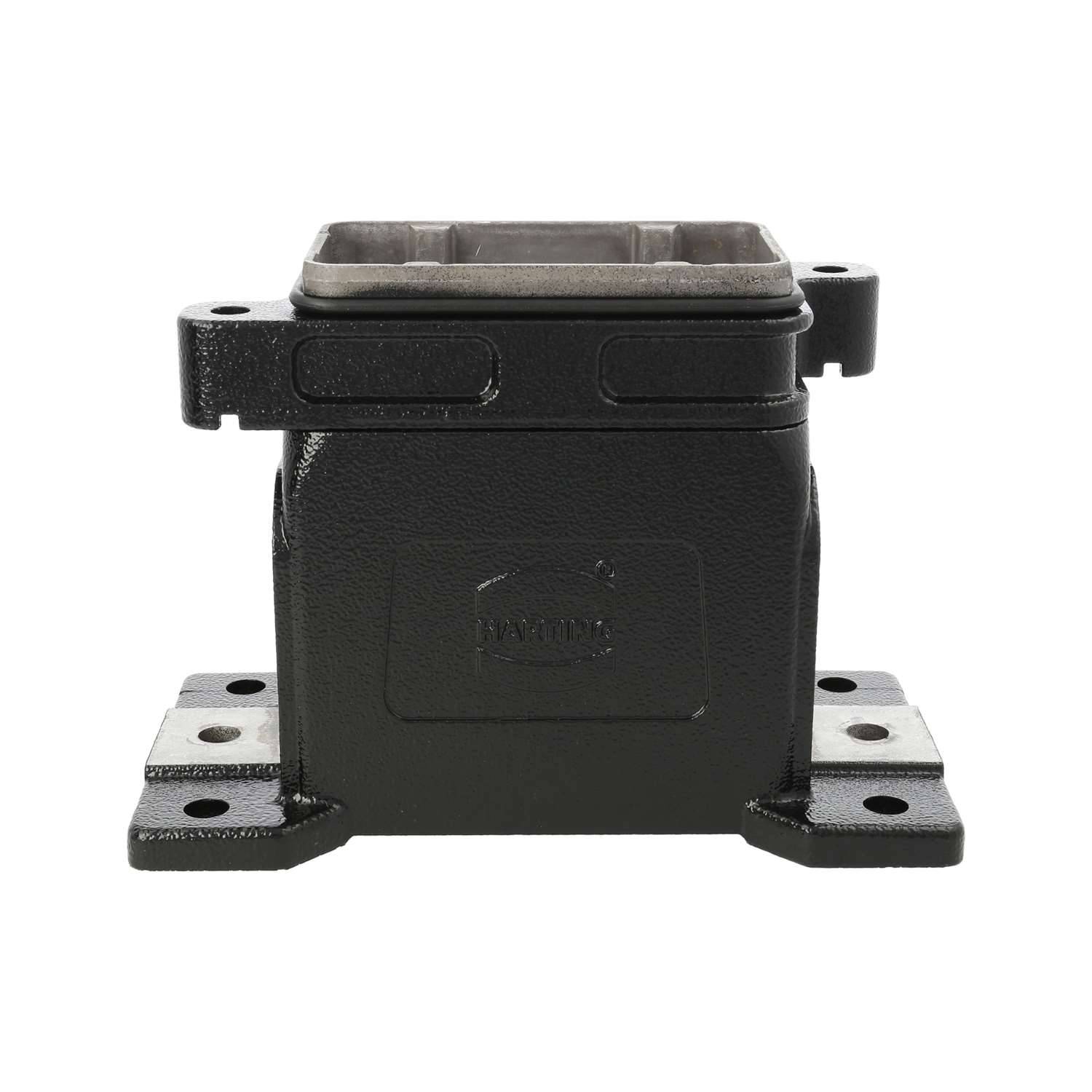 Eine schwarze Metallhalterung mit rechteckiger Öffnung und mehreren Schraubenlöchern, geeignet zum Montieren oder Befestigen von Maschinenkomponenten.