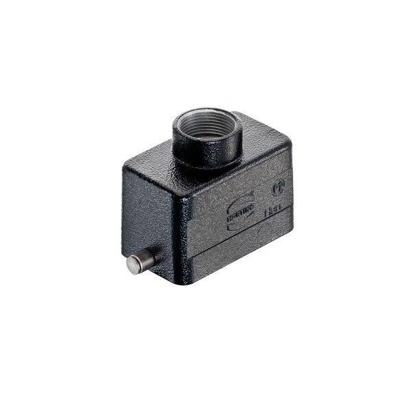 Schwarzes rechteckiges Industrie-Steckgehäuse mit einer oben angebrachten Gewindebohrung und einem kleinen Metallstift, der auf einer Seite hervorragt, auf weißem Hintergrund.