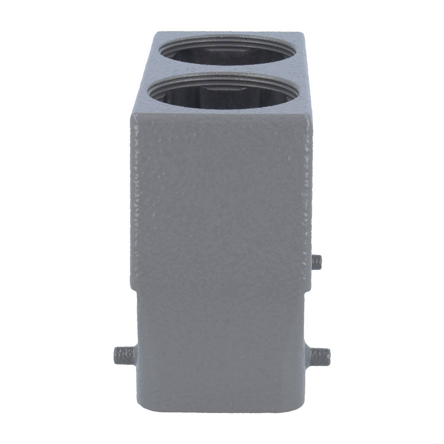 Ein Metallblock mit zwei vertikal übereinander angeordneten zylindrischen Bohrungen, der zu Montage- oder Ausrichtungszwecken verwendet wird.