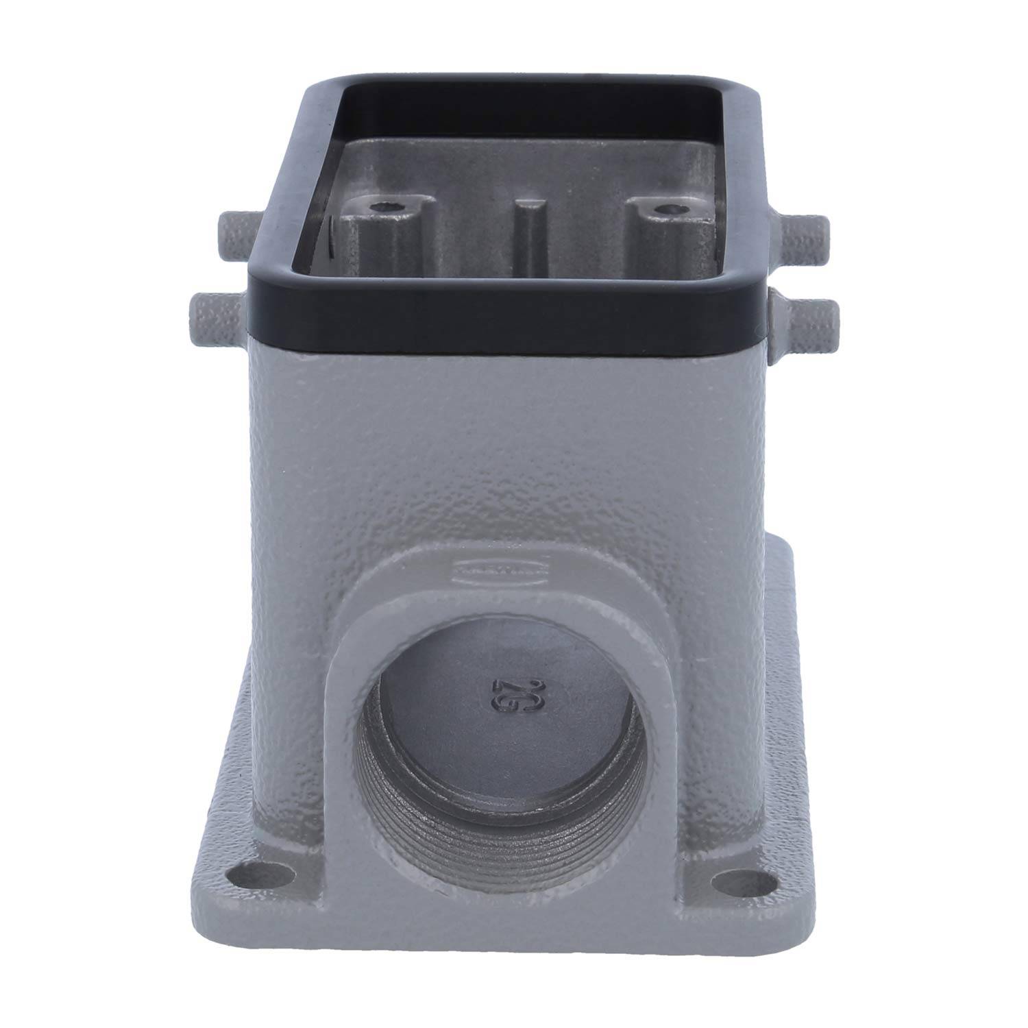 Rechteckiges Metallgehäuse mit Schraubenlöchern und einem kreisförmigen Kabeleingang an der Unterseite, das häufig für elektrische oder mechanische Verbindungen verwendet wird.