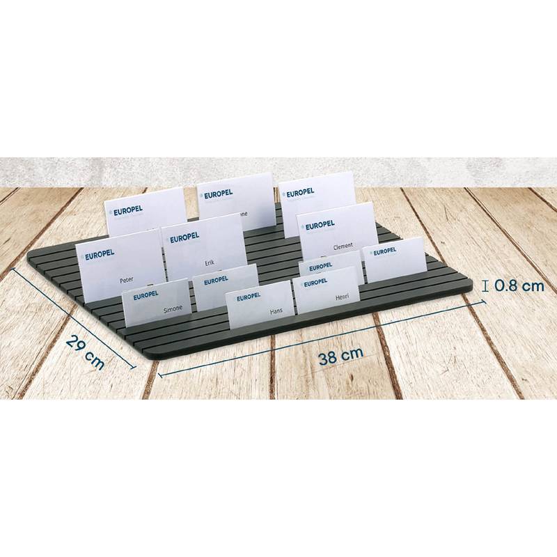 Ein Holzorganizer enthält mehrere Karten mit der Aufschrift 