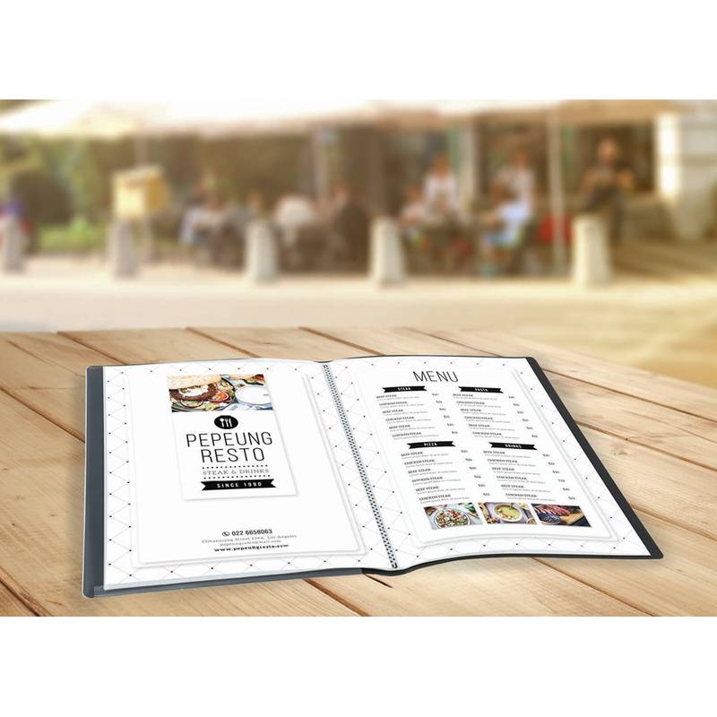 Ein Menübuch, aufgeschlagen auf einem Holztisch, präsentiert das 'Pepeung Resto' mit einer detaillierten Liste von Gerichten und Preisen, im Hintergrund ein unscharfes Außencafé.