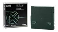 IBM Storage LTO Ultrium Tape-Cartridge-Paket, das neben einem dunkelgrünen IBM Tape-Cartridge-Koffer angezeigt wird.