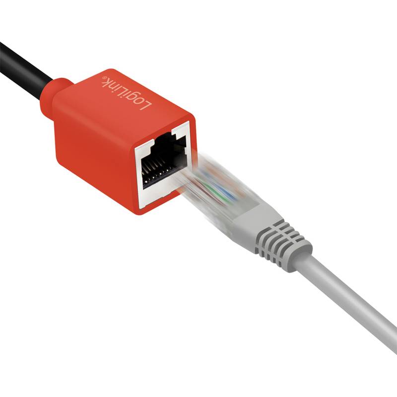 Ein Nahaufnahmebild zeigt, wie ein graues Ethernet-Kabel in einen roten 'LogiLink' Netzwerkadapter gesteckt wird und damit eine Datenverbindung veranschaulicht.