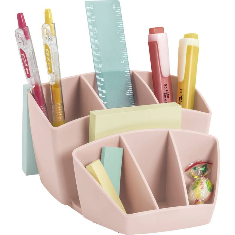 Organisatoren mit Stiften, Haftnotizen, einem Lineal und verpackten Süßigkeiten.