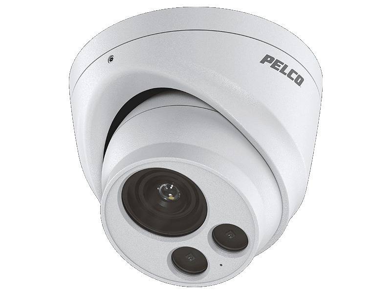 Überwachungskamera, die an einer weißen Oberfläche befestigt ist, mit der Beschriftung 'PELCO'.