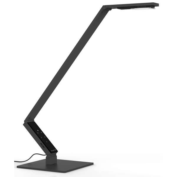 Moderne schwarze verstellbare LED-Schreibtischlampe mit langem Winkelbarm und rechteckigem Sockel auf weißem Hintergrund