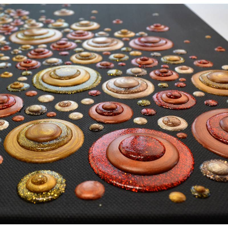 Farbenfrohe, geschichtete Kreise in Rot-, Orange- und Goldtönen bedecken eine schwarze Leinwand und schaffen ein strukturiertes, abstraktes Muster.