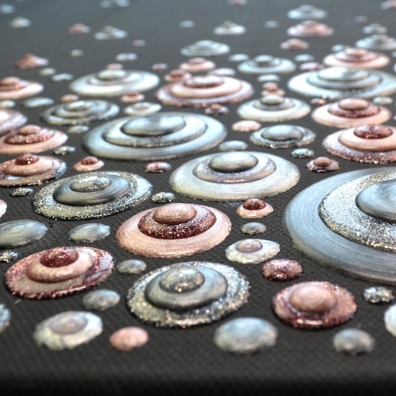 Abstraktes Gemälde mit wirbelnden metallischen Kreisen in Silber- und Bronzetönen auf dunklem Hintergrund, das einen strukturierten, dreidimensionalen Effekt erzeugt.