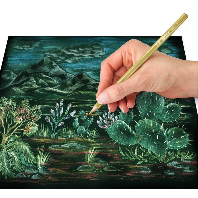 Eine Hand, die mit einem goldenen Bleistift eine farbenfrohe Naturszene auf dunklem Papier zeichnet und dabei Kakteen, Pflanzen und Berge unter einem bewölkten Himmel darstellt.