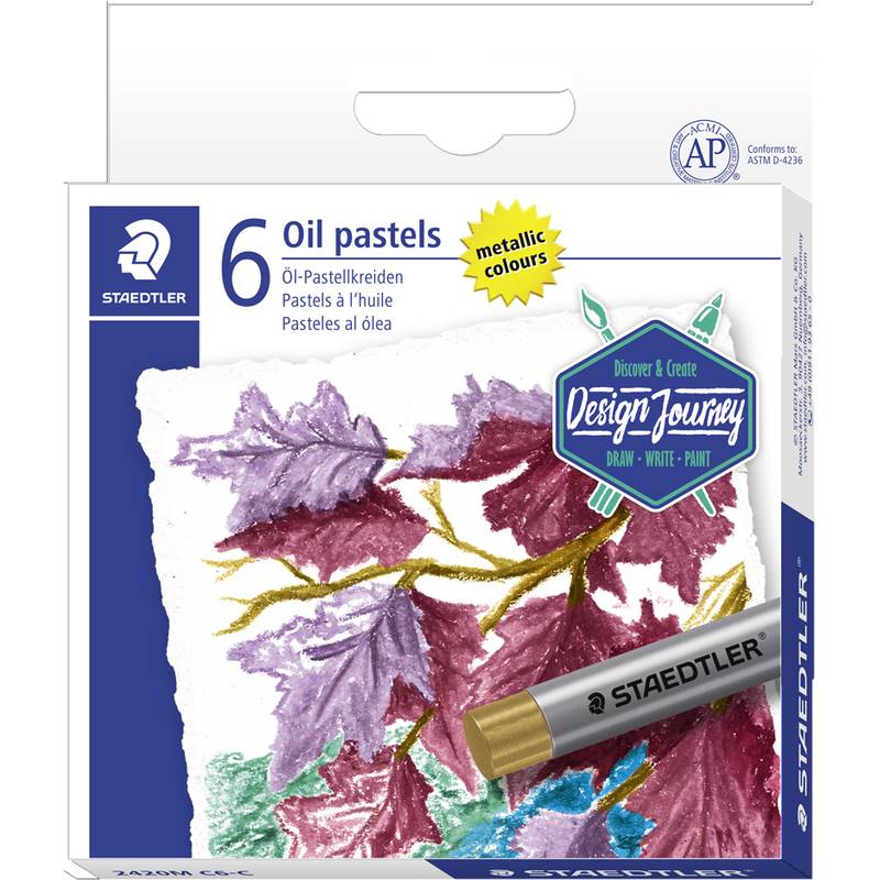 Eine Schachtel 'Staedtler Design Journey' Metallic-Ölpastellkreiden mit einem illustrierten Blattdesign auf der Verpackung. Enthält sechs Pastellfarben.