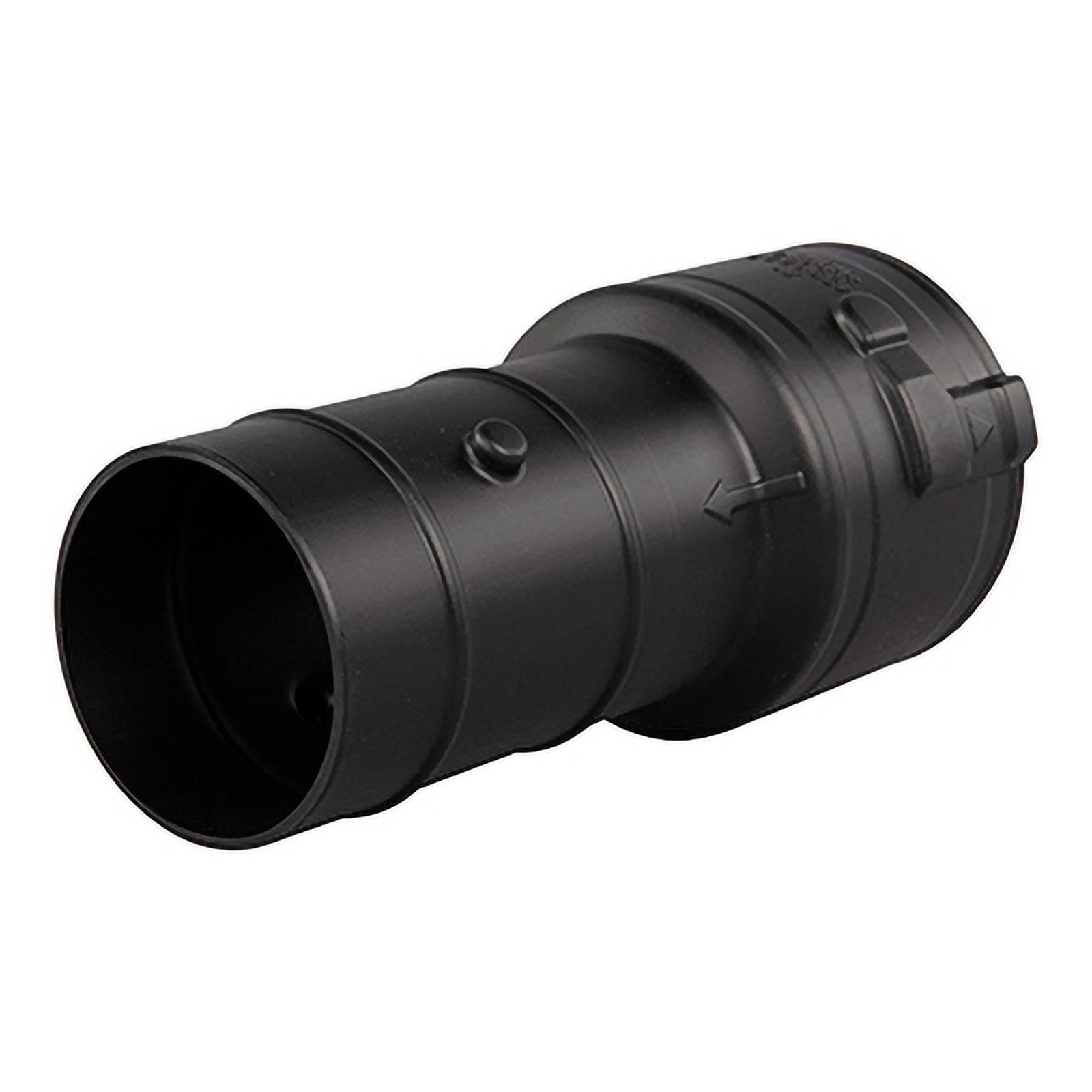 Ein schwarzes, zylindrisches Kunststoff-Verbindungsstück mit einem Pfeil, der die Fließrichtung anzeigt, versehen mit Rillen und einem kleinen Verschluss an der Seite.