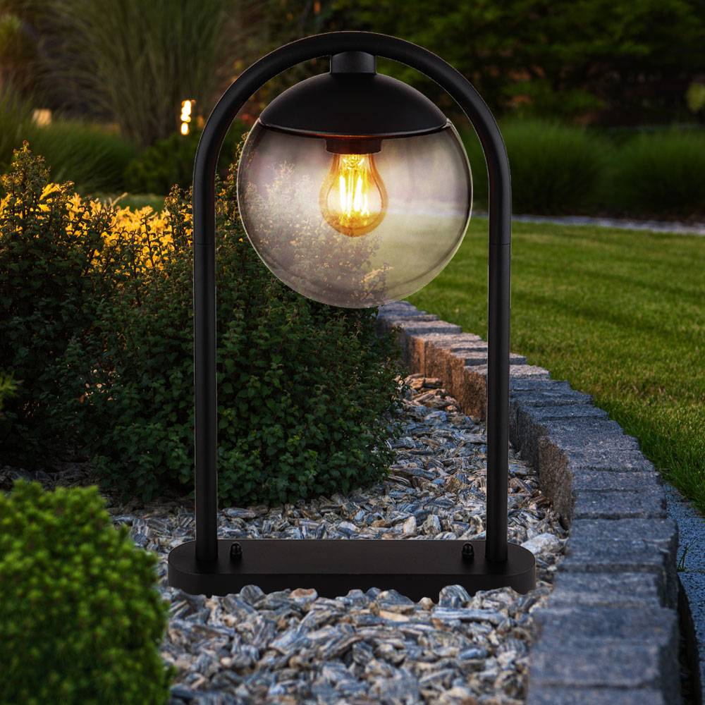 Außenstandleuchte Wegeleuchte Terrassen Lampe Außenbereich Stehlampe Glaskugel, IP44 Retro, Metall schwarz rauchfarben, 1x E27 Fassung, HxBxÜ 50x20