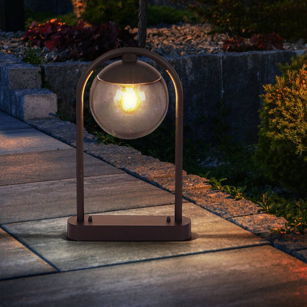 Außenstandleuchte Wegeleuchte Terrassen Lampe Außenbereich Stehlampe Glaskugel, IP44 Retro, Metall schwarz rauchfarben, 1x E27 Fassung, HxBxÜ 50x20