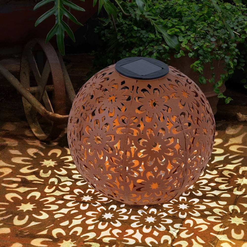 Solarlampe für Außen Kugel Solar Gartendeko Solarleuchte rost Erdspieß, Blumen Dekorstanzungen, Metall, LED warmweiß, D 20 cm