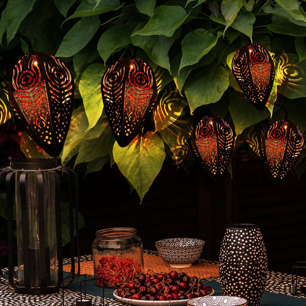 Solarlampe Lichterkette Außenleuchte, Dekorlampe im Retrodesign, Muster im Lampenschirm, schwarz kupfer, 9x LED 3000 K warmweiß, LxBxH 390x8x12 cm