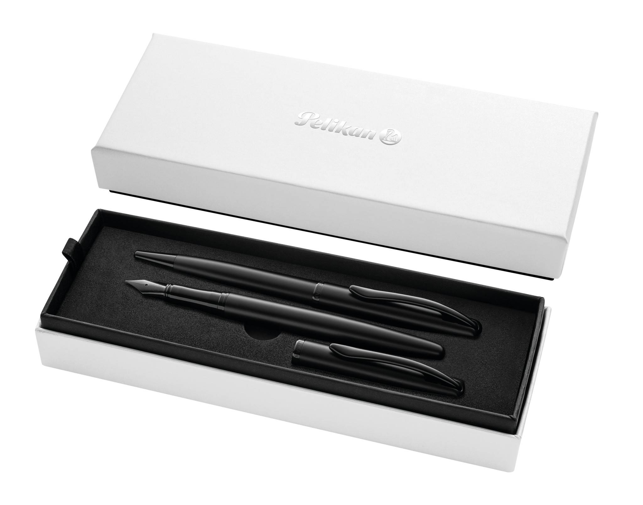 Offene weiße Pelikan-Geschenkbox mit einem schwarzen Stift und passendem Stiftetui auf einer schwarzen Einlage.