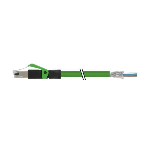 Grünes Ethernet-Kabel mit Metallstecker und freigelegten Drahtenden auf weißem Hintergrund.
