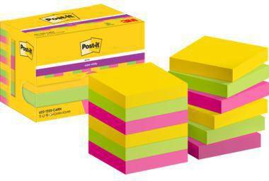 Post-it Notizblöcke in Gelb, Grün und Rosa, gestapelt neben einer Post-it Box auf weißem Hintergrund.